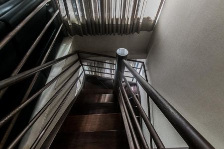 Apartamento para alugar com 226m², 3 quartos e 3 vagas Apartamento para alugar com 226m², 3 quartos e 3 vagasEscadas