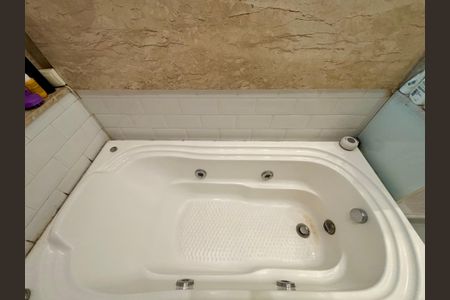 Apartamento à venda com 97m², 2 quartos e 1 vagaSuíte - banheiro