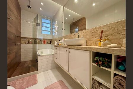 Apartamento à venda com 97m², 2 quartos e 1 vagaSuíte - banheiro