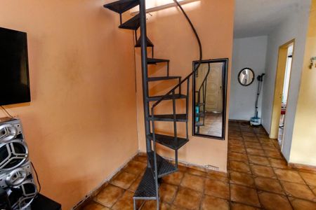 Casa para alugar com 80m², 3 quartos e 2 vagasEscada acesso Quartos