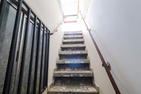 Casa à venda com 75m², 1 quarto e sem vaga Casa à venda com 75m², 1 quarto e sem vagaEscada