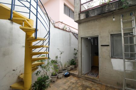 Casa à venda com 210m², 2 quartos e 2 vagas Casa à venda com 210m², 2 quartos e 2 vagasQuintal