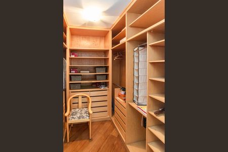 Casa para alugar com 400m², 4 quartos e 4 vagasSuíte 1 - Closet