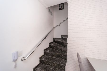 Casa de condomínio à venda com 40m², 2 quartos e 1 vaga Casa de condomínio à venda com 40m², 2 quartos e 1 vagaEscada