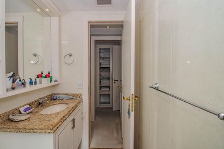 Apartamento para alugar com 180m², 2 quartos e 2 vagas Apartamento para alugar com 180m², 2 quartos e 2 vagasBanheiro da Suíte 1