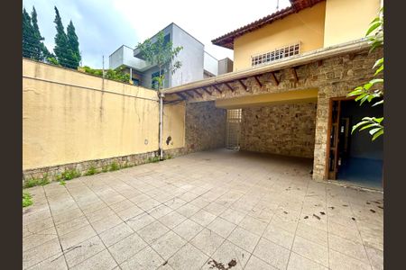 Casa à venda com 372m², 8 quartos e 5 vagas Casa à venda com 372m², 8 quartos e 5 vagasGaragem