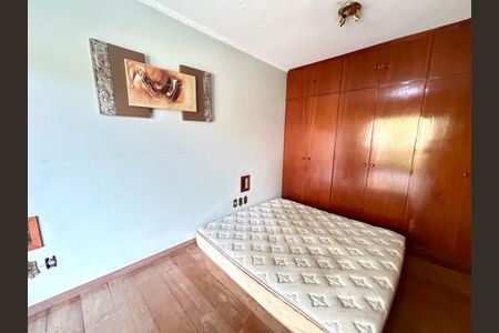 Casa à venda com 372m², 8 quartos e 5 vagas Casa à venda com 372m², 8 quartos e 5 vagasQuarto 8