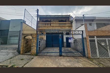 Casa à venda com 223m², 2 quartos e 2 vagas Casa à venda com 223m², 2 quartos e 2 vagasFachada