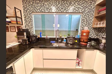 Casa à venda com 173m², 3 quartos e 2 vagas Casa à venda com 173m², 3 quartos e 2 vagasCozinha