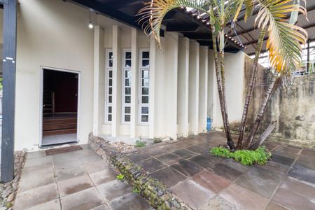 Casa à venda com 200m², 3 quartos e sem vaga Casa à venda com 200m², 3 quartos e sem vagaFachada