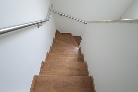 Casa à venda com 121m², 2 quartos e 2 vagasEscada