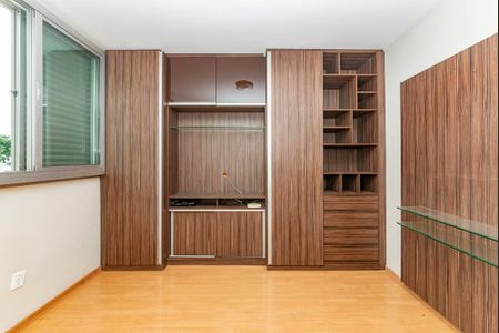 Apartamento à venda com 178m², 3 quartos e 4 vagas Apartamento à venda com 178m², 3 quartos e 4 vagasQuarto 2