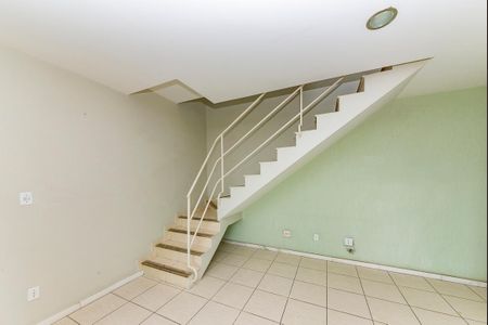 Apartamento à venda com 178m², 3 quartos e 4 vagas Apartamento à venda com 178m², 3 quartos e 4 vagasEscada