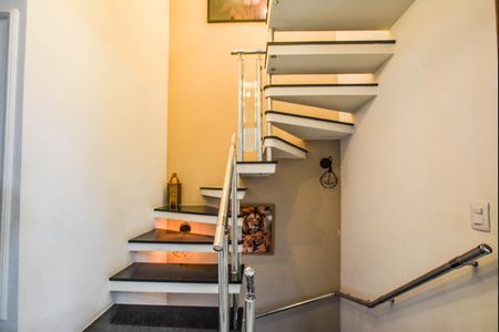 Casa de condomínio à venda com 121m², 4 quartos e 2 vagasEscada