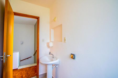 Casa para alugar com 208m², 3 quartos e 2 vagasBanheiro social