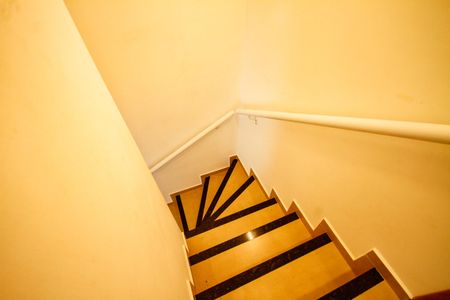 Casa de condomínio para alugar com 64m², 2 quartos e 1 vagaEscada