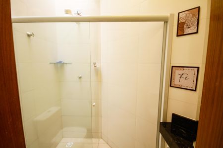 Banheiro de casa de condomínio para alugar com 2 quartos, 64m² em Cidade Ocian, Praia Grande