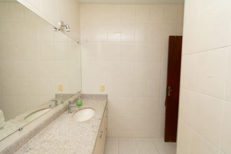 Casa à venda com 240m², 3 quartos e 2 vagasBanheiro da Suíte