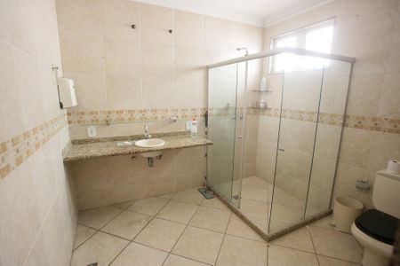 Casa à venda com 429m², 4 quartos e 3 vagasBanheiro da Suíte 1