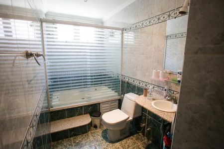 Casa à venda com 429m², 4 quartos e 3 vagasBanheiro da Suíte 2