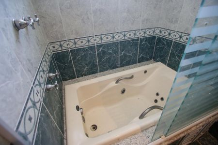 Casa à venda com 429m², 4 quartos e 3 vagasBanheiro da Suíte 2