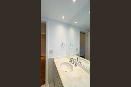 Apartamento à venda com 315m², 4 quartos e 4 vagasBanheiro da Suíte 2