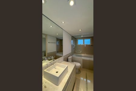 Apartamento à venda com 315m², 4 quartos e 4 vagasBanheiro da Suíte