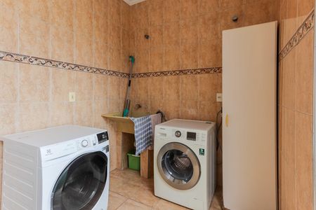 Casa à venda com 250m², 5 quartos e 4 vagas Casa à venda com 250m², 5 quartos e 4 vagasLavanderia