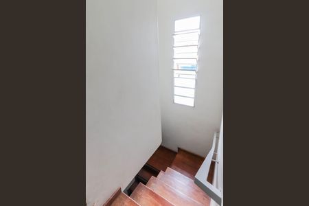 Casa à venda com 250m², 5 quartos e 4 vagas Casa à venda com 250m², 5 quartos e 4 vagasEscadas