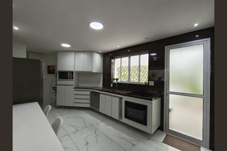 Casa de condomínio à venda com 210m², 3 quartos e 2 vagas