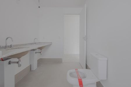 Apartamento à venda com 230m², 4 quartos e 3 vagas Apartamento à venda com 230m², 4 quartos e 3 vagasBanheiro da Suíte 2