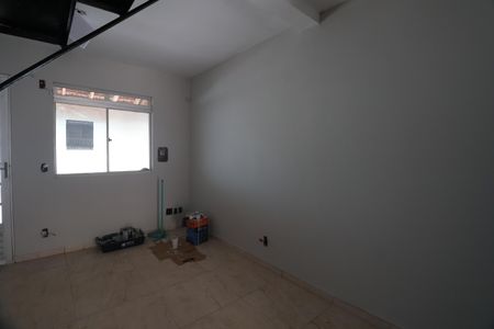 Sala de casa de condomínio à venda com 2 quartos, 46m² em Rio Branco, Canoas