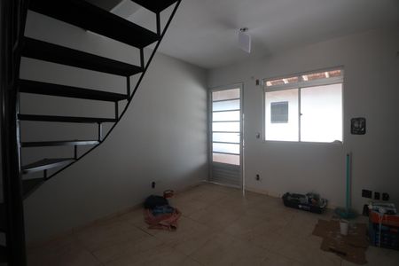 Sala de casa de condomínio à venda com 2 quartos, 46m² em Rio Branco, Canoas