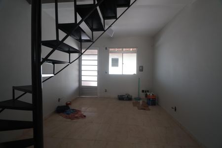 Sala de casa de condomínio à venda com 2 quartos, 46m² em Rio Branco, Canoas