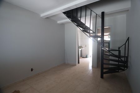 Sala de casa de condomínio à venda com 2 quartos, 46m² em Rio Branco, Canoas