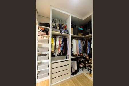 Casa de condomínio à venda com 235m², 3 quartos e 4 vagasCloset da Suíte Master