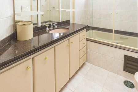 Apartamento para alugar com 188m², 3 quartos e 3 vagasBanheiro do Quarto 3