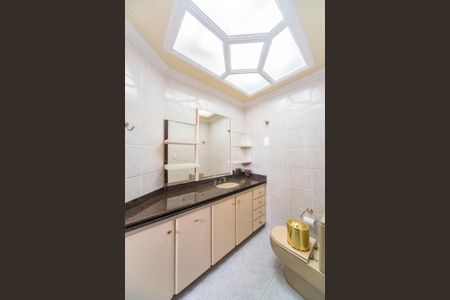 Apartamento para alugar com 188m², 3 quartos e 3 vagasBanheiro do Quarto 2