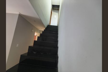 Casa de condomínio à venda com 389m², 4 quartos e 5 vagas Casa de condomínio à venda com 389m², 4 quartos e 5 vagasEscada Andar Superior