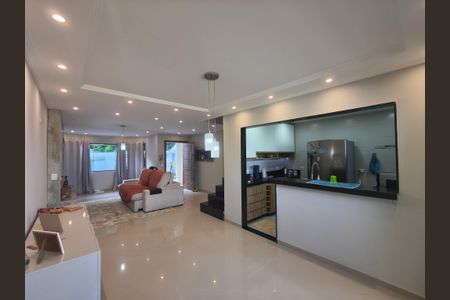 Sala de casa de condomínio para alugar com 4 quartos, 389m² em Jacarepaguá, Rio de Janeiro