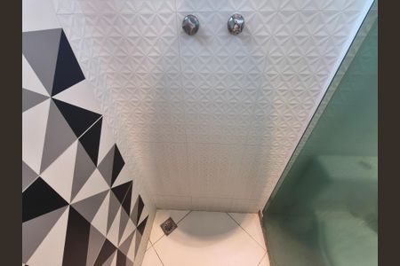 Casa de condomínio à venda com 389m², 4 quartos e 5 vagas Casa de condomínio à venda com 389m², 4 quartos e 5 vagasBanheiro Social