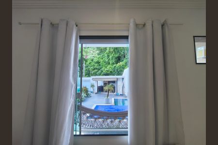 Casa de condomínio à venda com 389m², 4 quartos e 5 vagas Casa de condomínio à venda com 389m², 4 quartos e 5 vagasJanela - Quarto 1