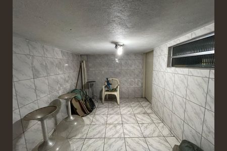 Casa à venda com 120m², 2 quartos e 2 vagasPorão