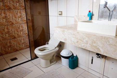 Casa à venda com 250m², 4 quartos e 3 vagas Casa à venda com 250m², 4 quartos e 3 vagasBanheiro