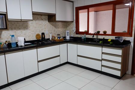 Casa à venda com 250m², 4 quartos e 3 vagas Casa à venda com 250m², 4 quartos e 3 vagasCozinha