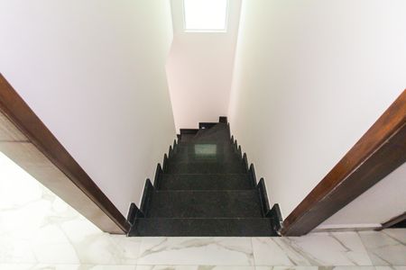 Casa para alugar com 87m², 2 quartos e 2 vagasEscada