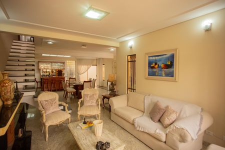 Casa à venda com 260m², 3 quartos e 4 vagas Casa à venda com 260m², 3 quartos e 4 vagasSALA