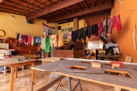 Casa à venda com 250m², 4 quartos e 2 vagas Casa à venda com 250m², 4 quartos e 2 vagasVaranda