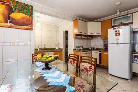 Casa à venda com 250m², 4 quartos e 2 vagas Casa à venda com 250m², 4 quartos e 2 vagasCozinha