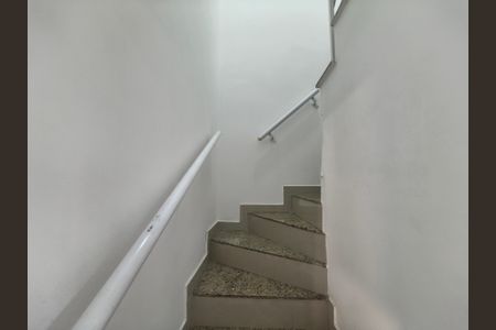 Casa de condomínio para alugar com 120m², 3 quartos e 2 vagas Casa de condomínio para alugar com 120m², 3 quartos e 2 vagasEscada Segundo Andar